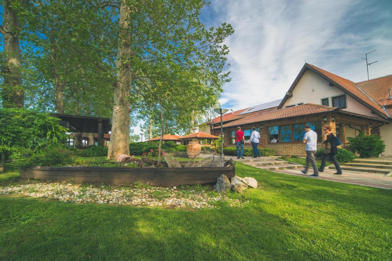Hotel Dunav Илок Экстерьер фото
